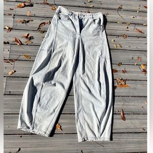 Tibi Sid jean. Size 29. Bleached denim. Waist16”, inseam 29”
Rise 14”, Hip 24”